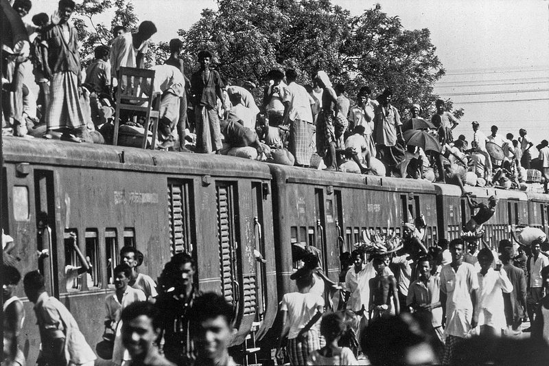c. 1972 Bangladesh. Bangladeshis return home from India