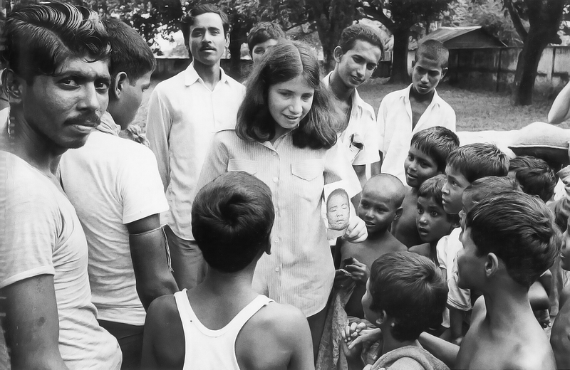 1975 Bangladesh. Showing a smallpox recognition card.
