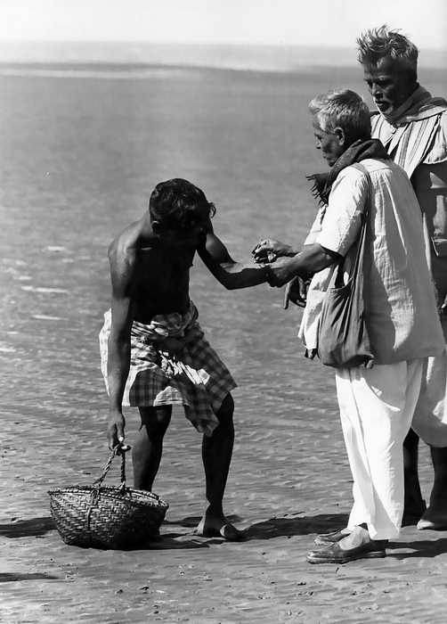 1972 Bangladesh. Chittagong, vaccination team